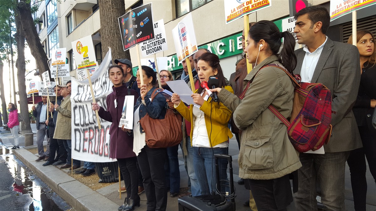 Manifestation de solidarité avec Med Nuçe devant le siège d’Eutelsat